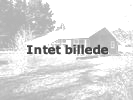 Nyrenoveret sommerhus p� stor delvist ugenert grund n�r havet