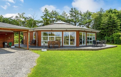 8 KANTET LUKSUSHUS EBELTOFT * nyt MULTIRUM med bla. BOB * POOLBORD * FODBOLDBORD * DART mm. 8 KANTET LUKSUSHUS EBELTOFT * nyt MULTIRUM med bla. BOB * POOLBORD * FODBOLDBORD * DART mm.