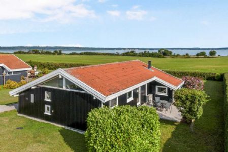 Sommerhus p Tsinge med skn panoramaudsigt ud over vandet.