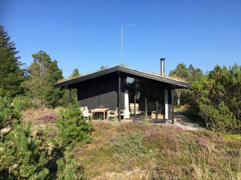 Huset ligger privat og ugeneret midt i naturen.