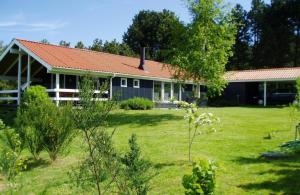 Lyst og venligt sommerhus i smukke omgivelser ved Helgens p Syddjursland