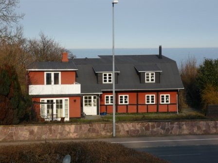 Sommerhus p Bornholm med havudsigt i Sandkaas, mellem Allinge og Tejn.  10 personer