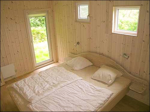 Stort sovevrelse med dobbeltseng 