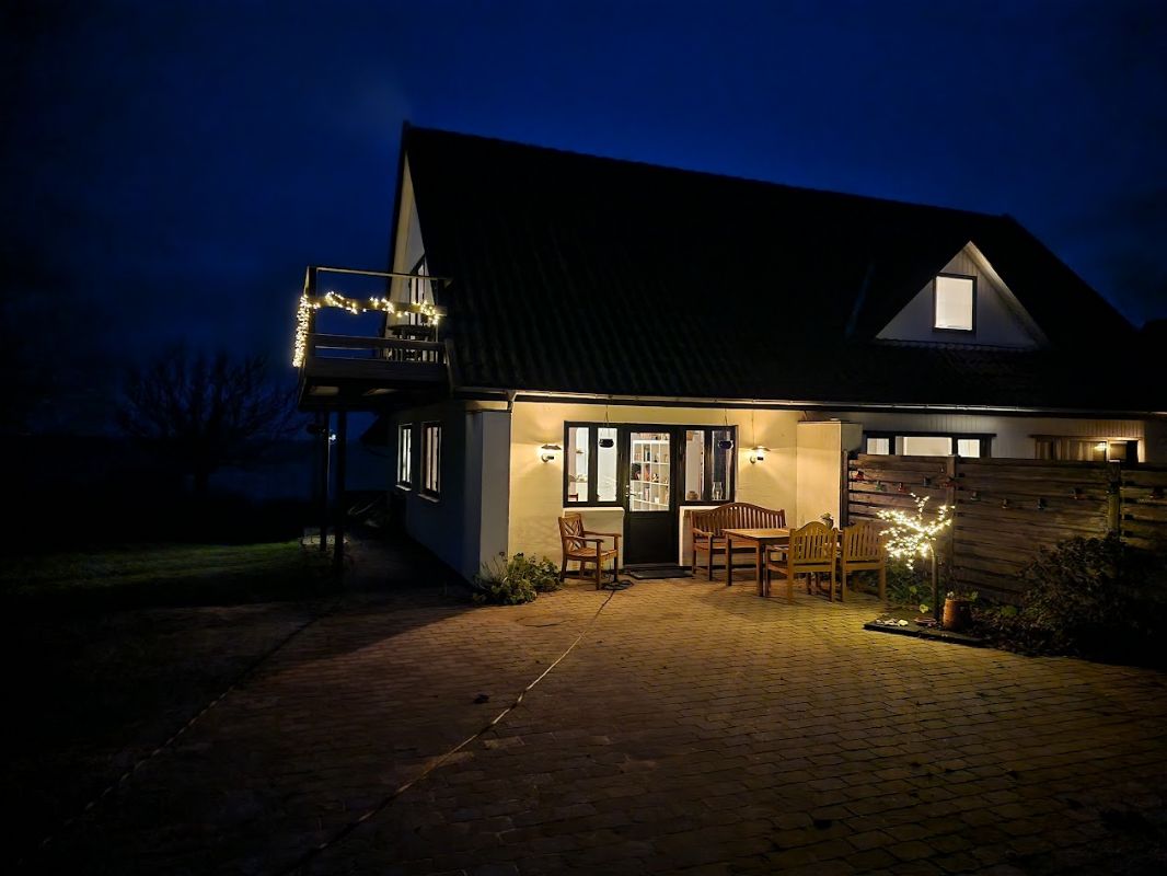 Terrasse og indgang til TV