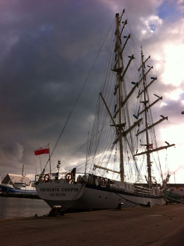 Sejlskib i havnen