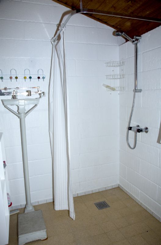 Badeværelse - toilet og bruserBathroom - showerBadezimmer - WC und Dusche