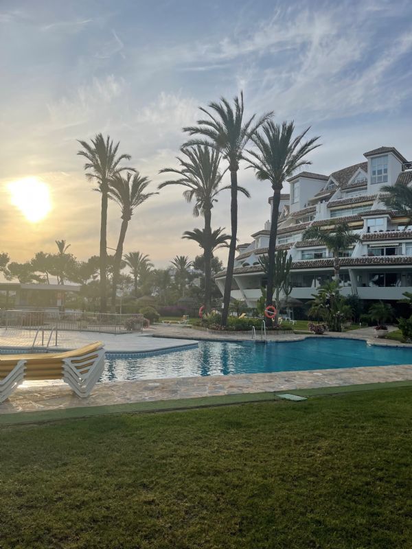 Sol nedgang i haven