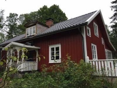 Småland 150 km fra Helsingborg, 6 sovepladser, i skov nær sø udlejes