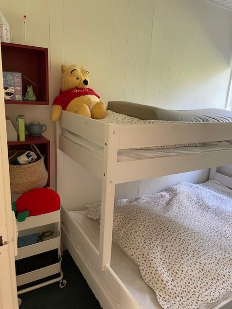 Rde kammer med kjeseng 120 cm og 80 cm