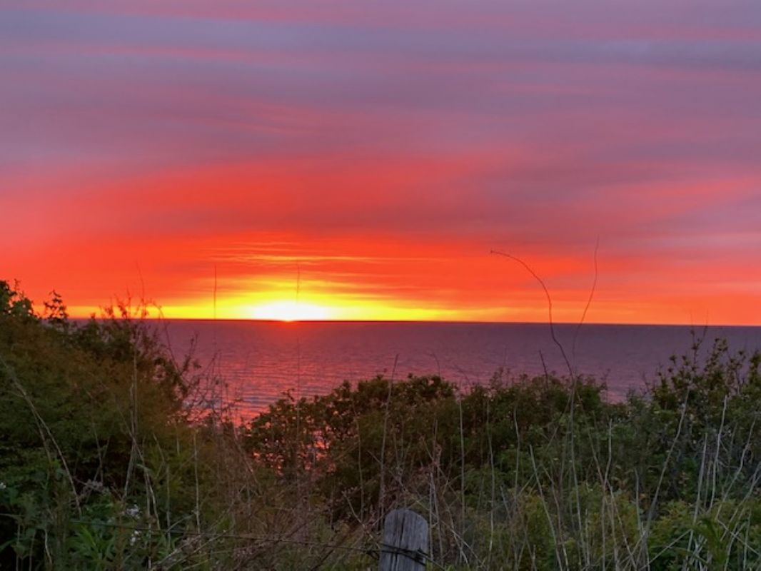 Typisk solnedgang fra vejen ned til stranden