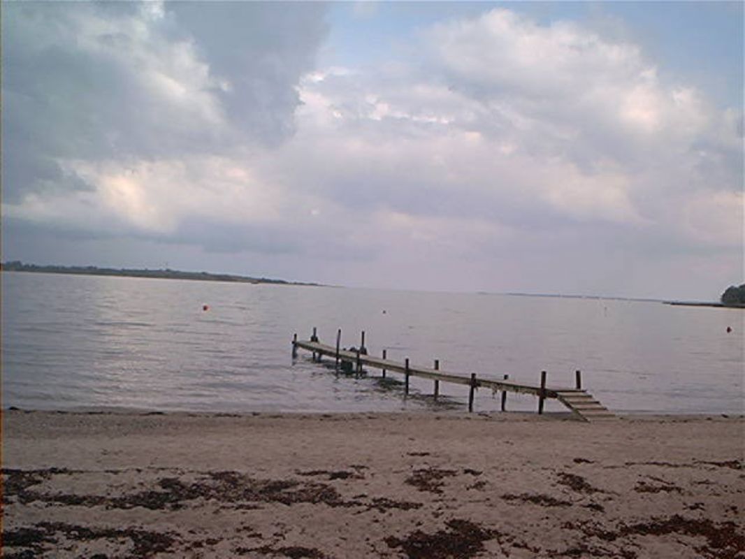 Sandstrand og flere badebroerSandy beach with bathing jettySandstrand mit Badesteg