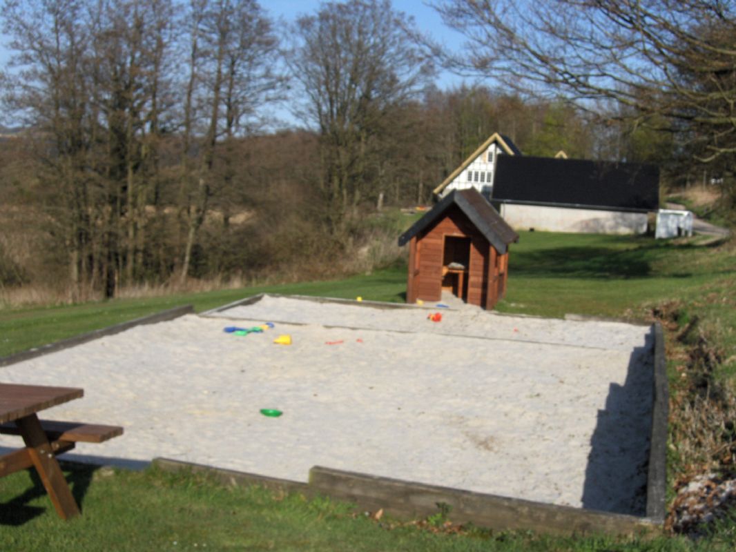 Een af flere legepladser med bla HoppepudeOne af more playgroundsEine von mehr Spielplatz