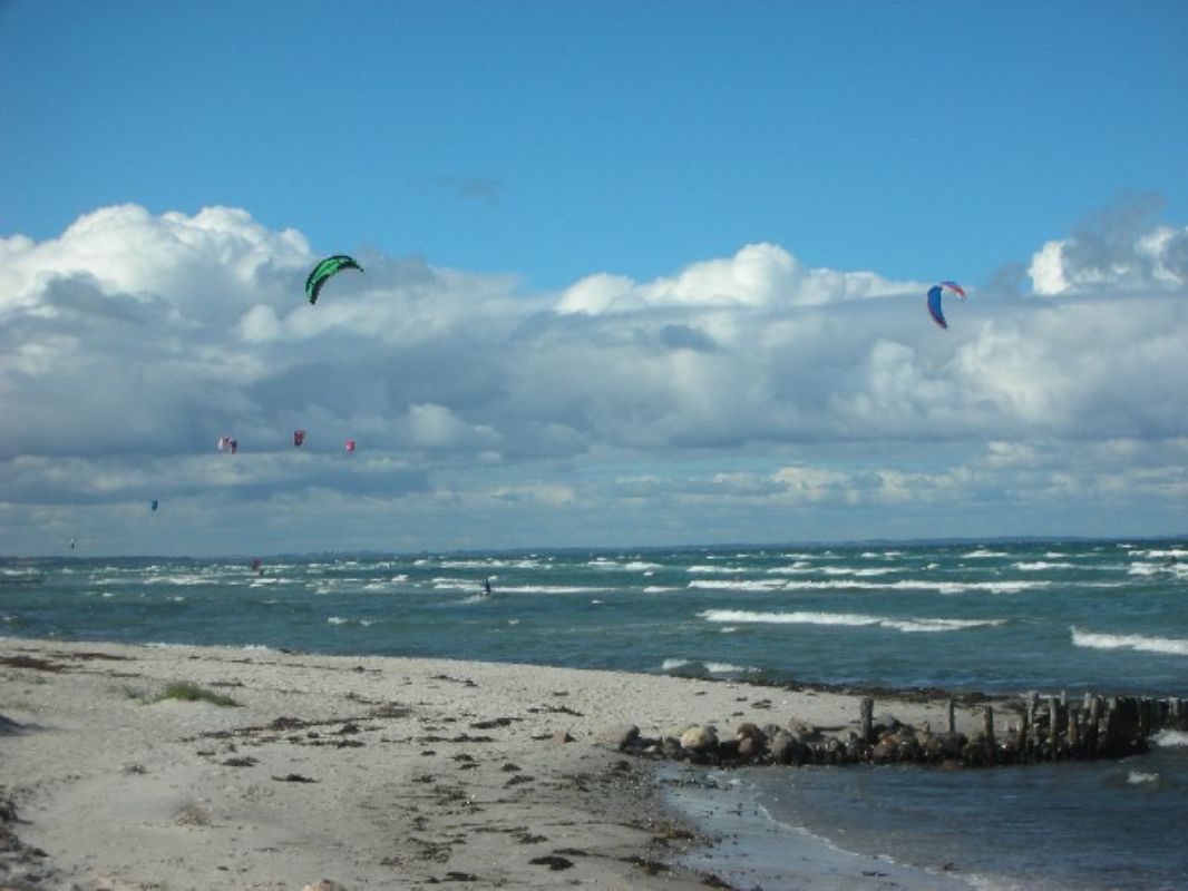 Stranden Fjellerup - efterår - kitesurfing v. strandkroen 