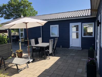 Charmerende og hyggeligt moderniseret sommerhus 350m fra dejlig sandstrand i Fjellerup Charmerende og hyggeligt moderniseret sommerhus 350m fra dejlig sandstrand i Fjellerup