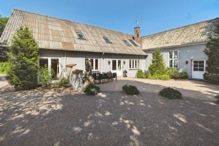 Fantastisk feriebolig med mulighed for masser af aktivitet med familie og venner. Tæt ved skov og strand med indendørs spa og gymnastiksal. Fantastisk feriebolig med mulighed for masser af aktivitet med familie og venner. Tæt ved skov og strand med indendørs spa og gymnastiksal.