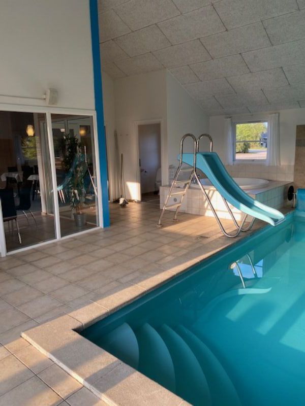 Meget stor pool med rusjebane