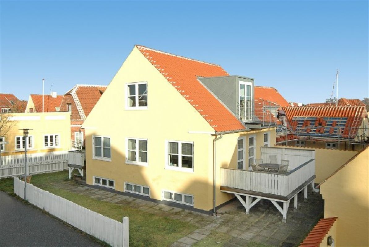 Skn totalrenoveret 12 personers Skagenshus p 180 m2 fordelt p 3 etager beliggende i centrum af Skagen by tt p ggaden, havnen og strandenEstimates totally renovated 12 persons Skagen of 180 m2 on 3 floors situated in the center of Skagen town cl