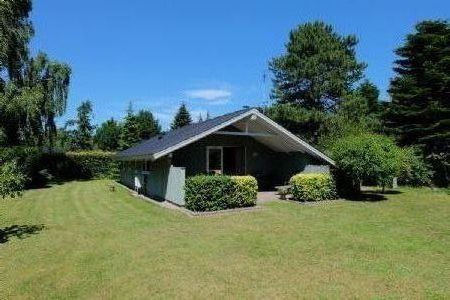 Lkkert brnevenligt sommerhus i rolige omgivelser, nr strand