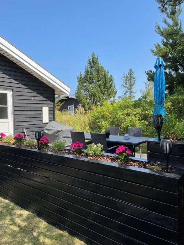 Stor terrasse for enden af huset