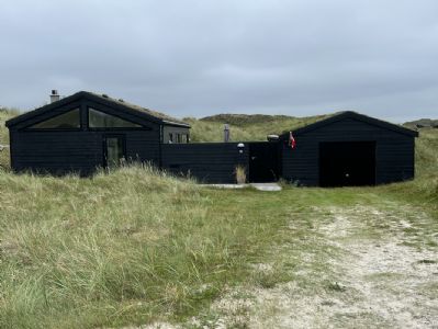 Nyere sommerhus i fredet klit - tt p strand