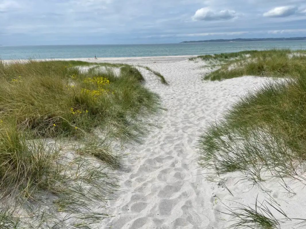 Flere badestrande tt p, bl.a. Ahl Strand og er