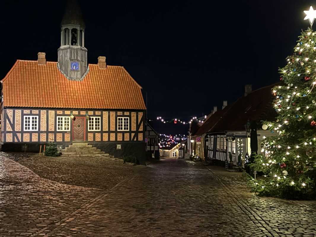 Der er 3 km til det gamle rdhus og de sm hyggelige gader