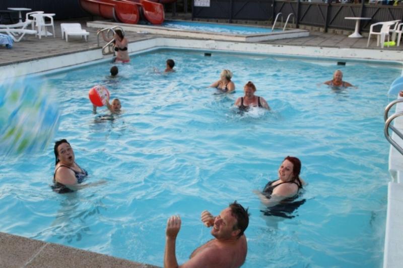 Stor udendrs opvarmet swimmingpool bde til brn og voksne