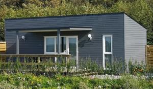 Nye feriehuse ved Limfjorden nr Aalborg - Opvarmet minivandland, legeplads, spisested p stedet, gratis WIFi, bent hele ret, i hjertet af Nordjylland. 4 stk. ladestandere 200kw