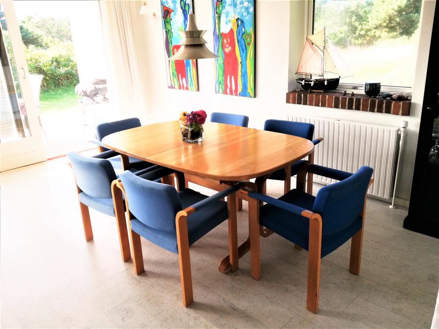 Spisebord med gode polstrede stole