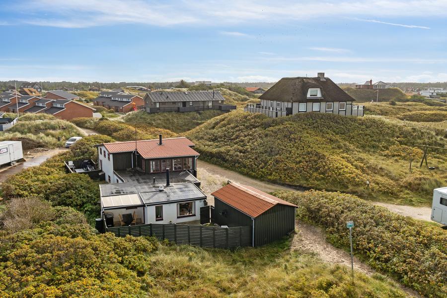 Vejers Strand. Vesterhavet. Lille hyggeligt hus i yderste klitrkke Bilfri strand. Lukket have. Kort gafstand til byen med en stor legeplads.