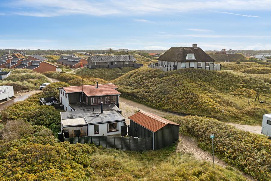 Vejers Strand. Vesterhavet. Lille hyggeligt hus i yderste klitrkke Bilfri strand. Lukket have.