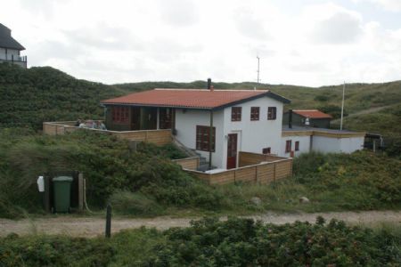 Vejers Strand.Spahus til 6  (8)personer i frste klitrkke ved Vesterhavet.Bilfri strand. F meter til stranden og kort gafstand til den lille by. Lukkede terrasser.