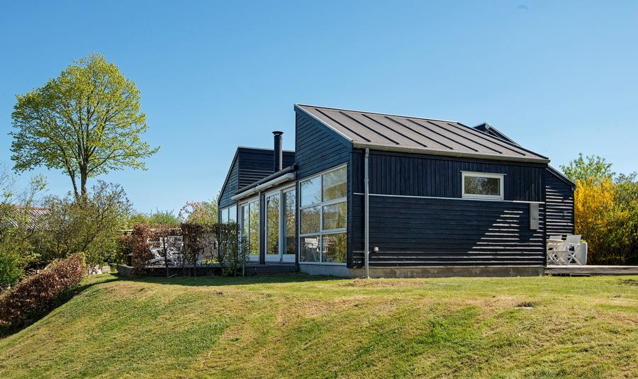 Neugebautes Ferienhaus mit Rundblick. Schner Sonnenuntergang aus Terrasse und allen groen Rumen. Groe Terrassen gegen Ost, Sd und West. Abgeschirmte Terrasse mit Auenkamin. Kche, Eplatz und Entspannungsgebiet, 2 Badezimmer, 3 Zimmer und Hnge