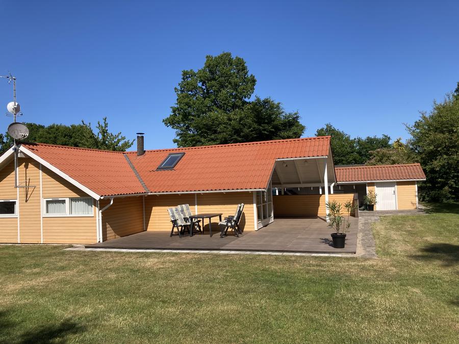 Hus  og carport  set fra vest