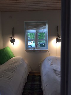  2 sengsvrelse med mulighed for at stte sengene sammen2