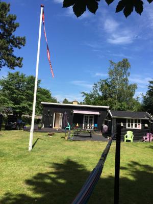 Schnes Ferienhaus mit Platz fr 6 Personen (3 Schlafzimmer, 1 Wohnzimmer, 1 Kueche, 1 Badezimmer, ca. 52qm). Alle Betten haben neue Boxenmatratzen. Das Haus ist mit einer kleinen nuetzlichen Kueche mit Geschirrspler, Khlschrank, Cerankochfeld mit 