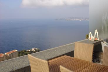 Super holiday apartment for 4 people in Cap d Ail between Nice & Monaco. Large balcony with awning. High and undisturbed in the complex with 180 degree views of the Mediterranean Sea. Bedroom with sliding door to the living room with a sofa bed for 2