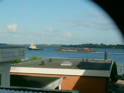 Lille,moderne helrshus p dansk side. 25 m fra og udsigt over Flensborg fjord.