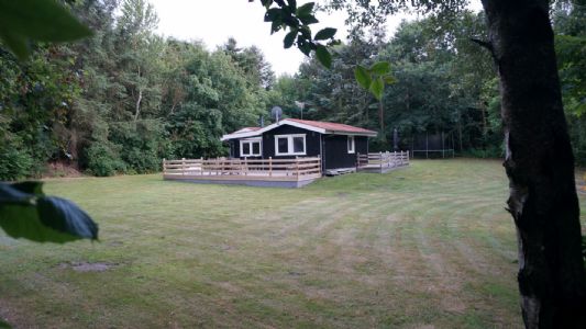Limfjord at Spttrup, 6 beds, 600 m to bathing beach, large undisturbed property with lawn, woodburning stove, radio, tv with parabol, 2 covered terraces. 