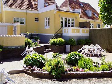 In the heart of Skagen in direction harbour, 2 min. from the walking street and 300 m from the bathing beach. 2 apartments for 4 and 8 persons - can be rented separately or together for 12 persons. Rented per week or weekend getaway.