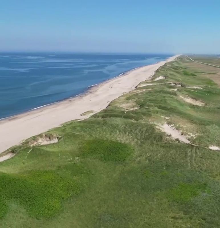 Stranden lige nedenfor huset