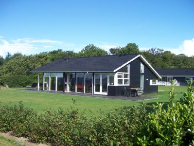 New and light cottage for 8 people at Helns Bugt, Funen with panoramic views of the sea