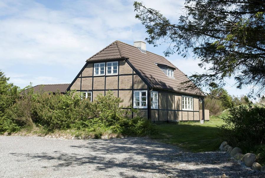 Sknt sommerhus hjtliggende i rolige og natursknne omgivelser - nr Lnstrup strand og by