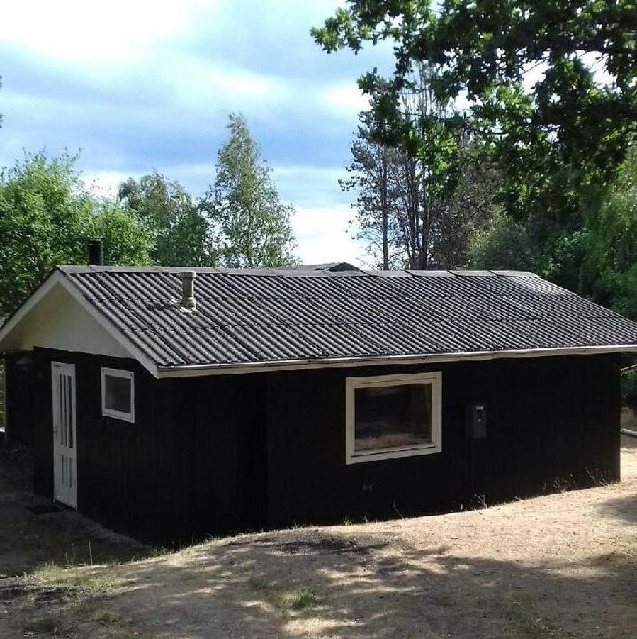 Lovely cottage for six people on beautiful Helgens at the end of a closed road