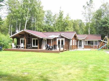 Superschönes, norwegisch Berghütte (Blockhaus), 175 m2 für 12 Personen, auf 2200 m2 kinderfreundlichem Naturgrundstück mit gutem Platz für Spielen. Spabad, sauna, 4 Schlafzimmer. 