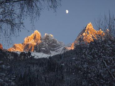  Newly renovated apartment in old house right in town and with views to Mont Blanc. 3 bedrooms and 2 beds in lounge. The worlds most famous ski resort. Climbing the Mont Blanc and hiking in summer. Garden to barbecue and socializing. 