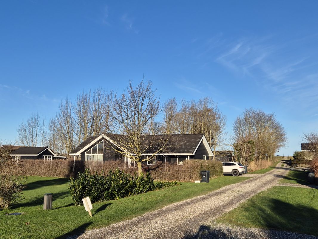 Sommerhus set mod stranden