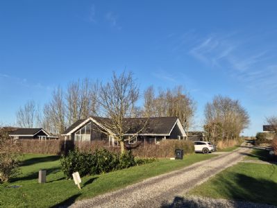 Sommerhus ved Hasmark Strand til 6(8) personer.
Moderne, helrsisoleret og meget tt p havet, udlejes privat
