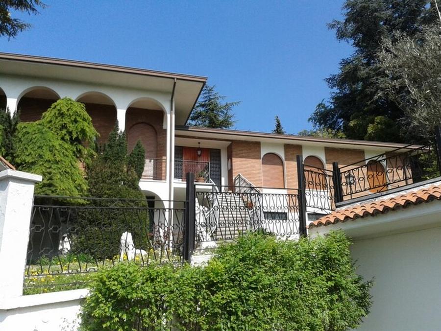 Large luxurious villa for 6 people with great views in the wine mountains 60km south of Milan