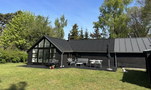 Nyrenoveret sommerhus tt p badestrand med plads til 8 personer.